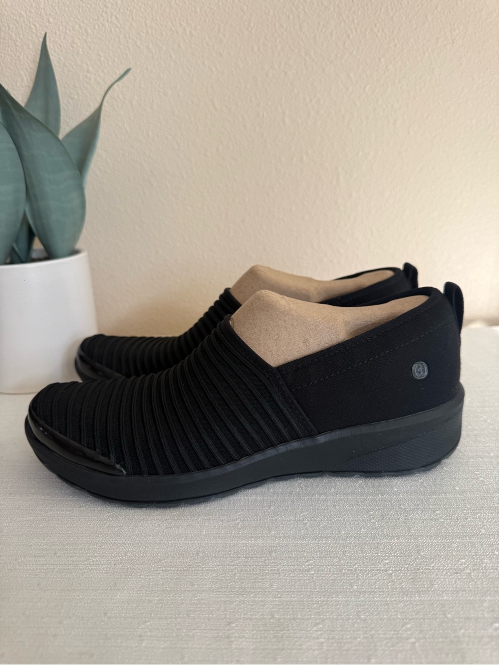 Bree’s Glee Black Slip-On Ribbed Knit Shoe for Women - Picture 4 of 13